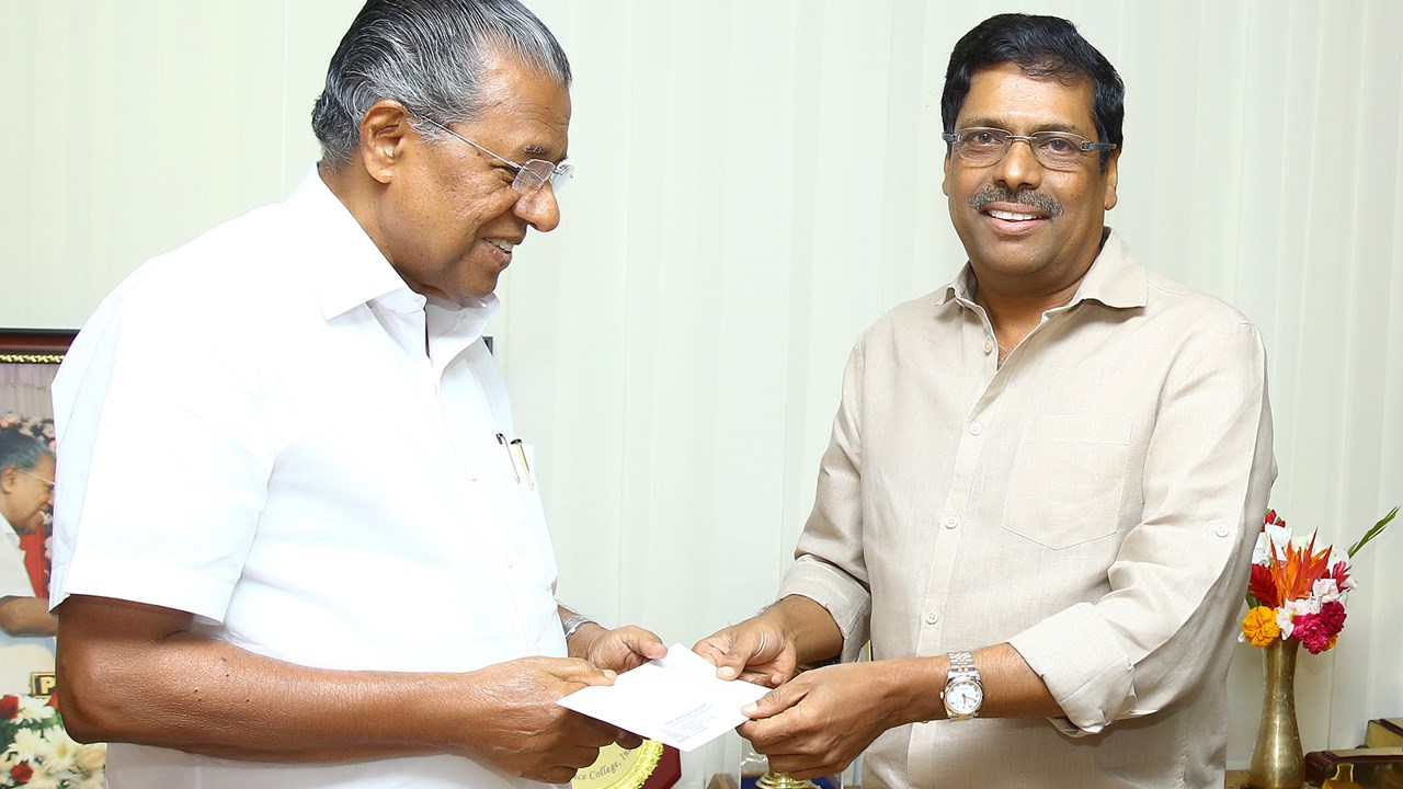 Mr. K Madhavan, MD–South, Star India, presenting the cheque to Shri Pinarayi Vijayan