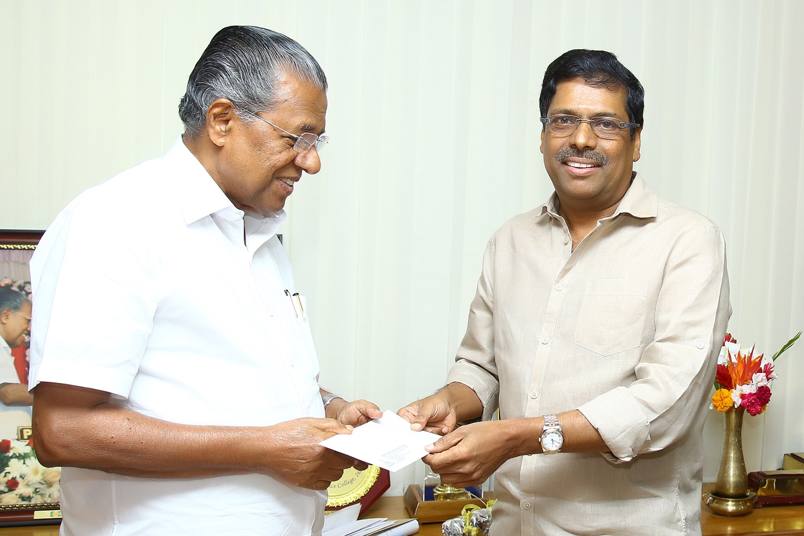 Mr. K Madhavan, MD–South, Star India, presenting the cheque to Shri Pinarayi Vijayan